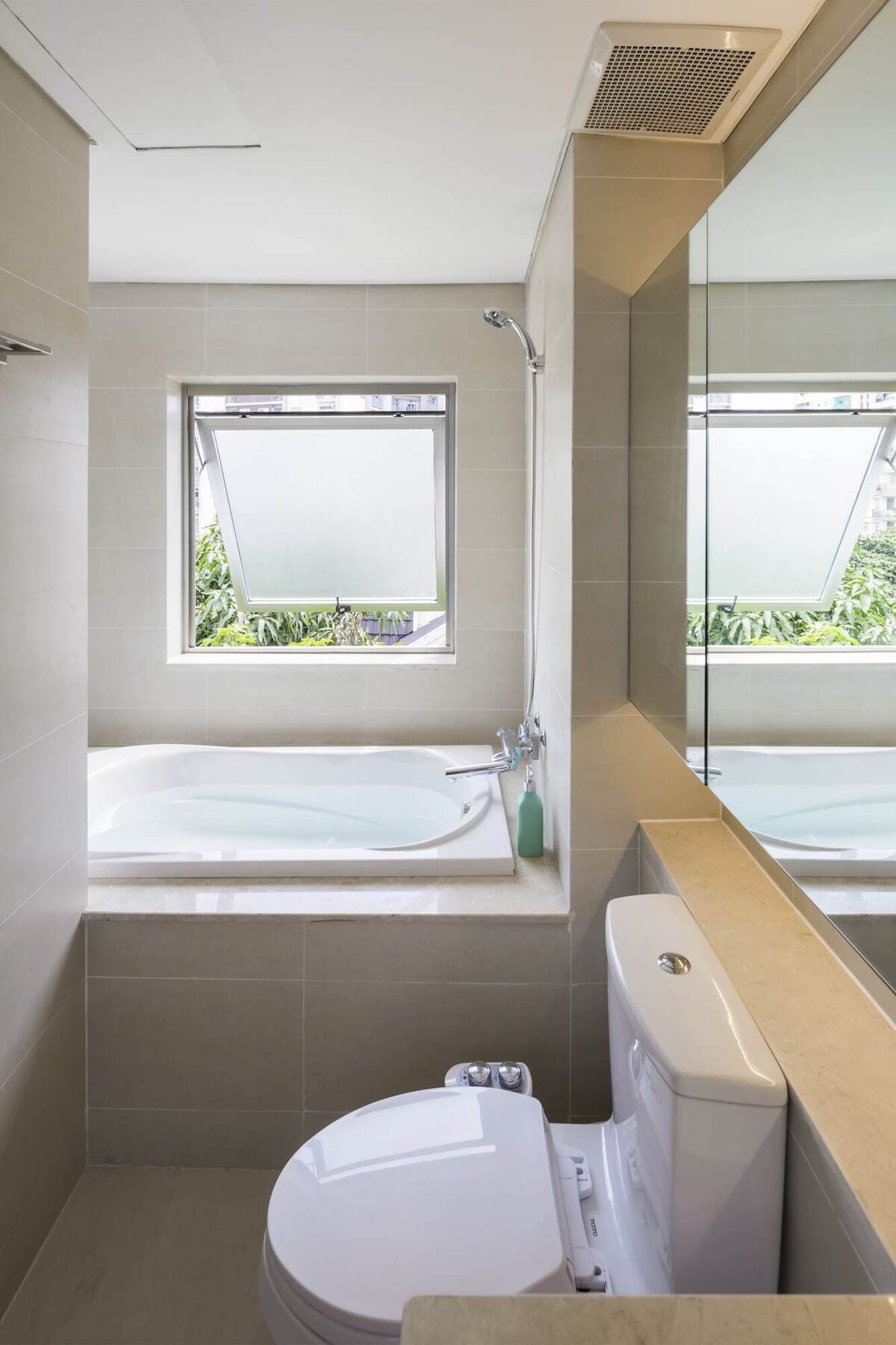 The Tropical Serviced Apartment *